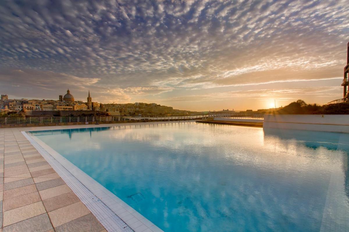 Luxurious Apt With Ocean Views And Pool In Tigne Point Sliema Eksteriør billede